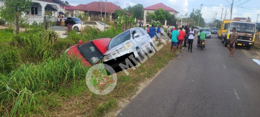 Auto en busje zwaar beschadigd bij aanrijding door onoplettendheid