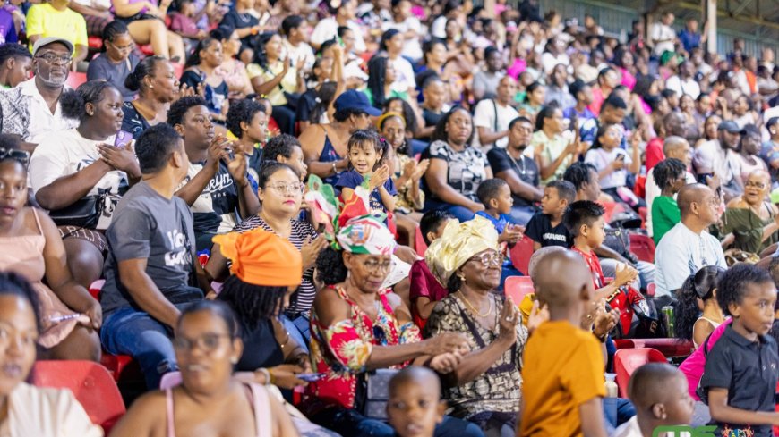 Nationaal Leger viert 50 jaar onafhankelijkheid met spectaculaire taptoe