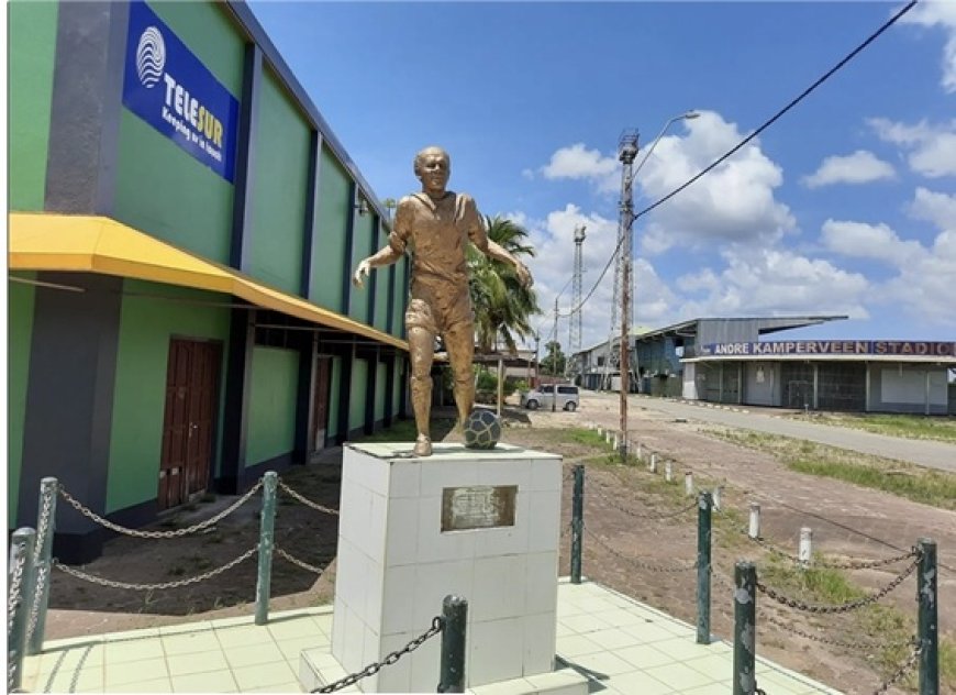 Hoog in de lucht juicht Ampie Kamperveen mee met Suriname