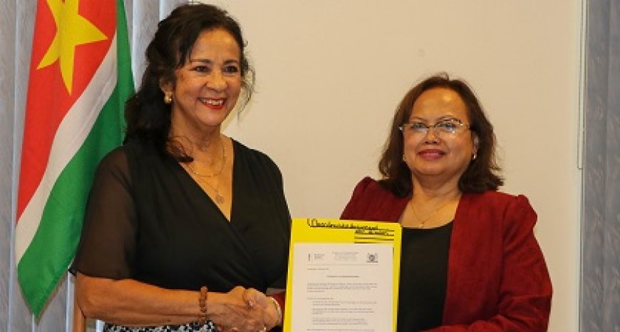 Persoonlijk archief George Hindori overhandigd aan Nationaal Archief