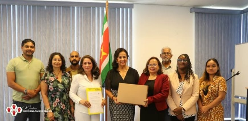 Archief George Hindori overgedragen aan Nationaal Archief Suriname