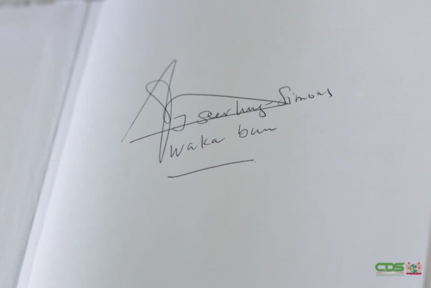 President Simons tekent condoleanceregister ex-president Venetiaan