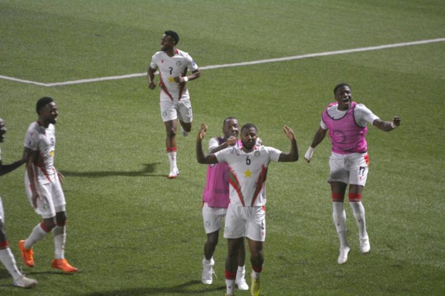 Natio maakt statement met 4-0 zege: Menzo had het te kwaad met ‘emoties’ na de match