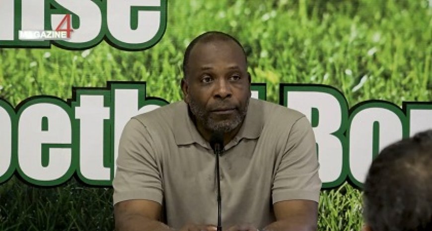 Bondscoach Stanley Menzo ontroert na winst op El Salvador