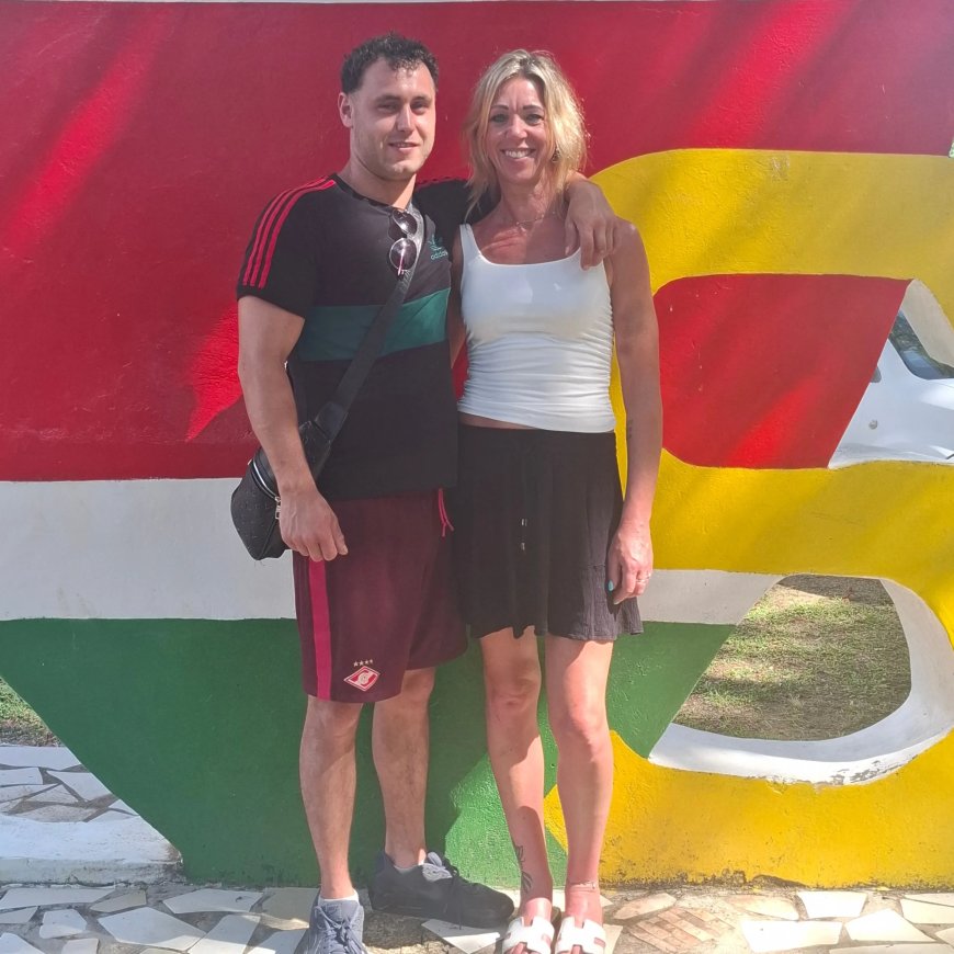 Dagelijkse interviews over de onafhankelijkheidsviering – Toeristen  praten over 50 jaar onaf