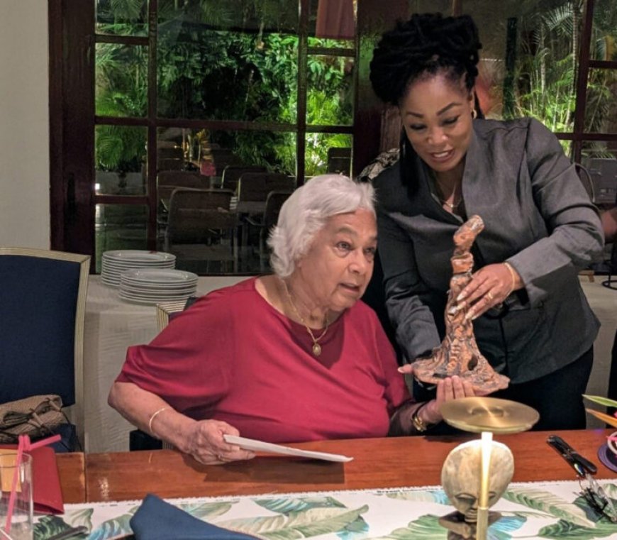 Cynthia McLeod ontvangt Ibisprijs