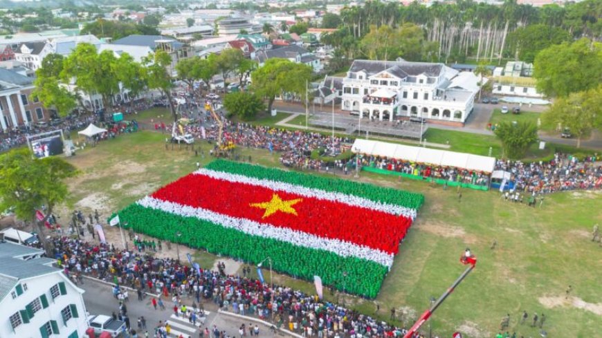 Scholieren vormen grote mensenvlag op Onafhankelijkheidsplein