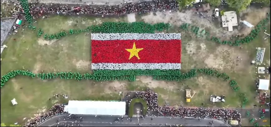 Na 20 jaar weer reuzenvlag op Onafhankelijkheidsplein