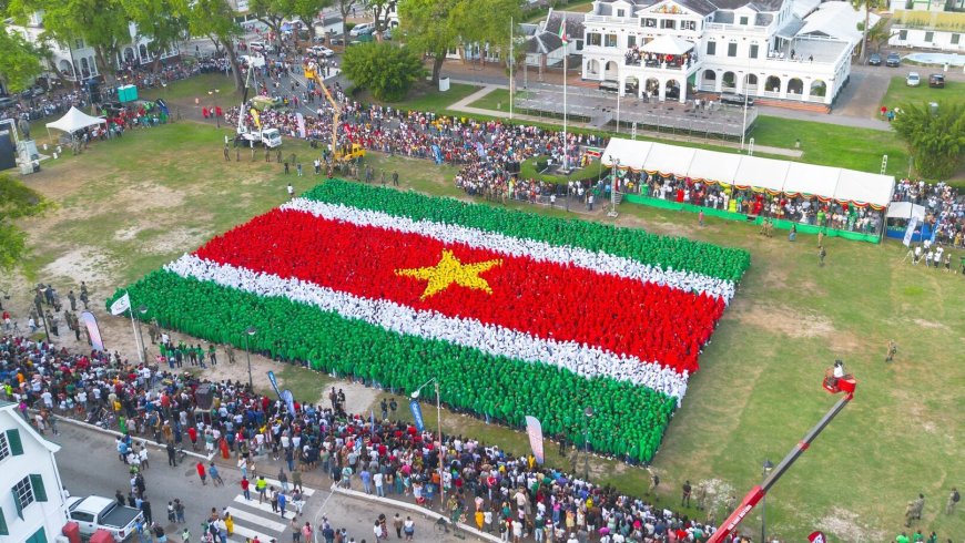Jongeren vormen gigantische Surinaamse vlag op Onafhankelijkheidsplein