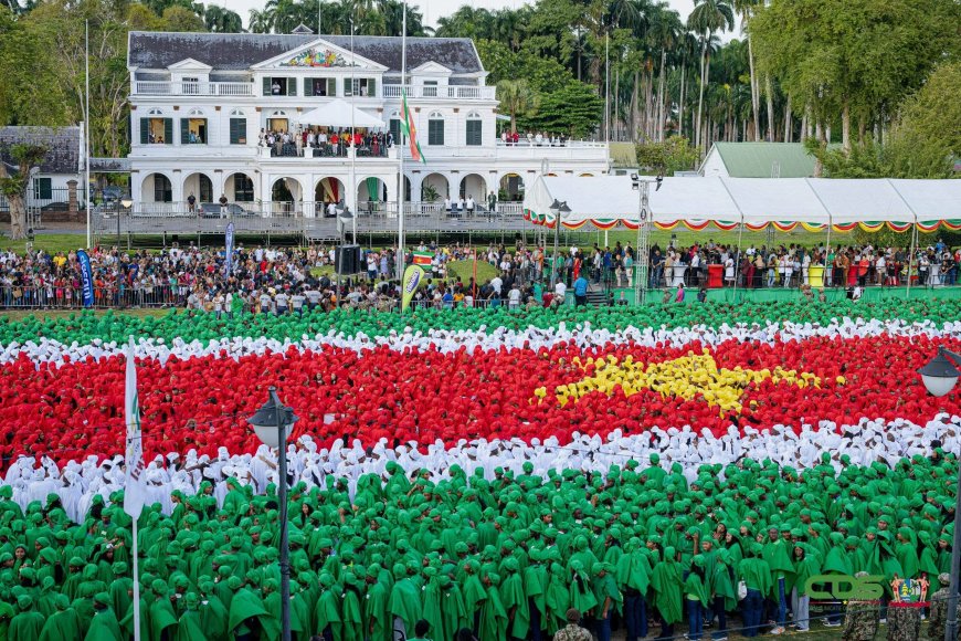 Duizenden jongeren kleuren Onafhankelijkheidsplein met Surinaamse vlag – Een foto impressie