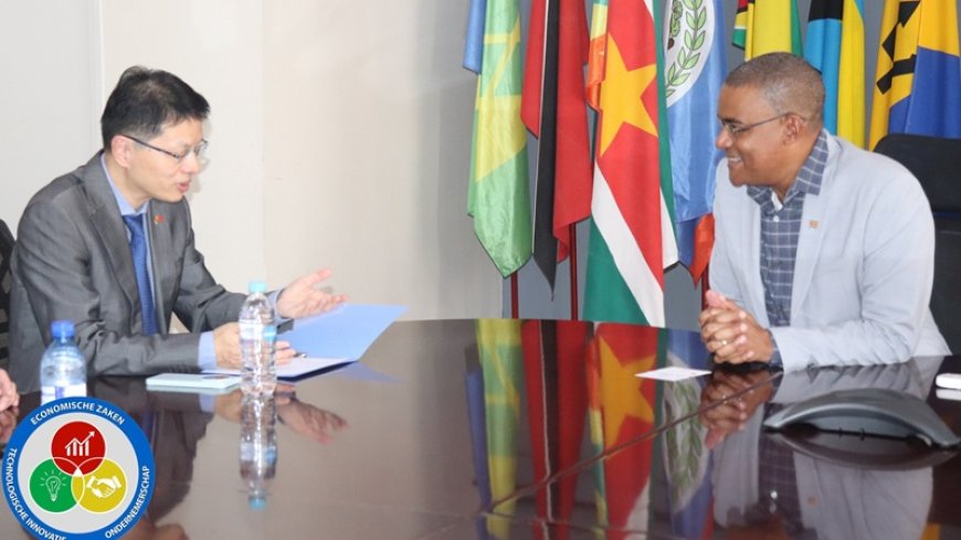 Chinese ambassadeur Lin Ji bespreekt versterking samenwerking met minister Baasaron