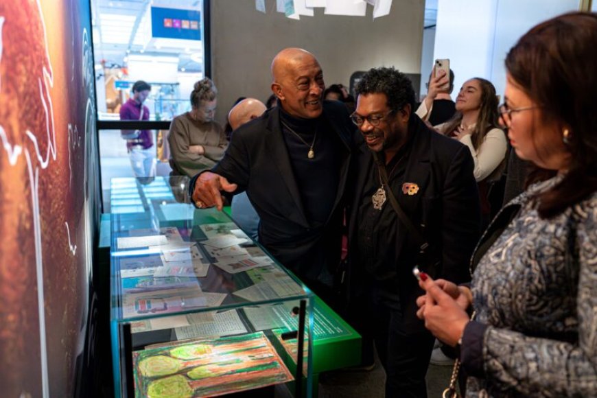 Vreugde, herinnering en trots bij opening tentoonstelling over 50 jaar onafhankelijkheid