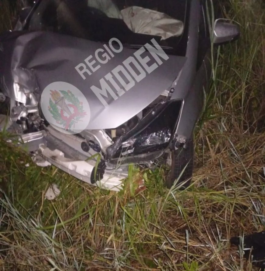 Automobiliste verliest controle over besturing auto en knalt tegen EBS-mast