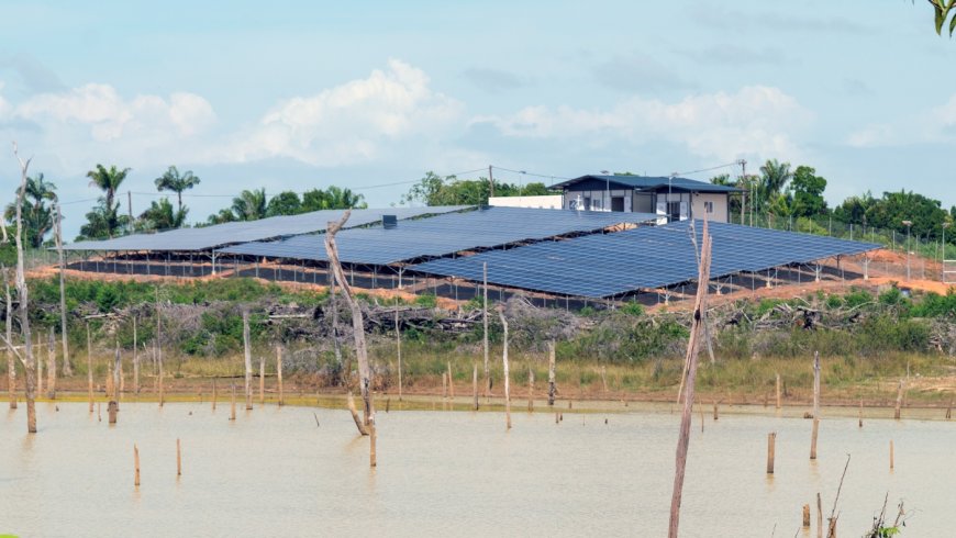 Sarakreek krijgt 24-uurs stroom: 492 huishoudens aangesloten op hybride zonne-energiecentrale