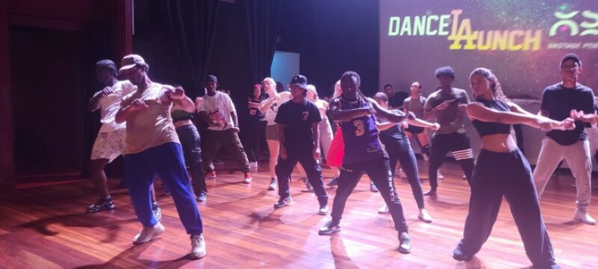 Topdanser Gianinni Semedo Moreira geeft Surinaamse dansers workshop