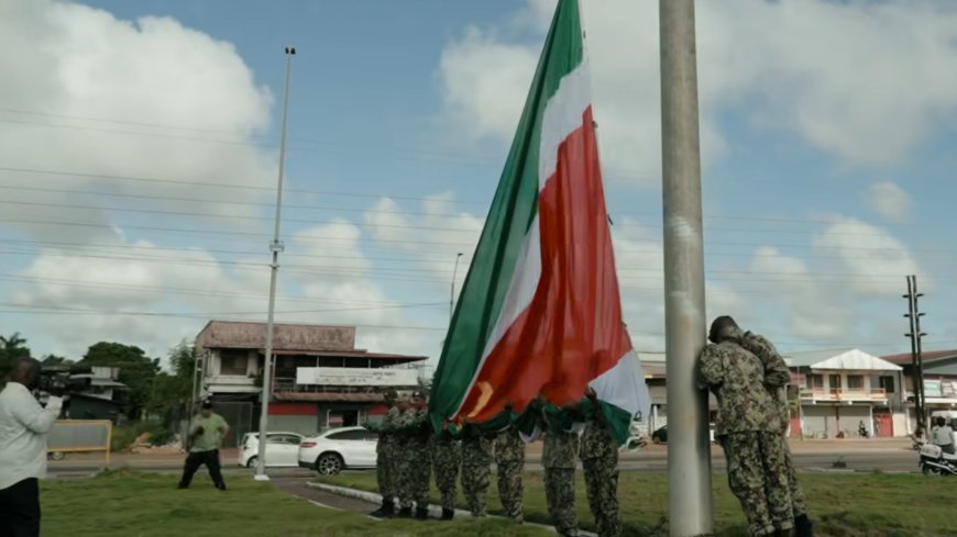 Mammoetvlaggen domineren straatbeeld aan vooravond gouden jubileum