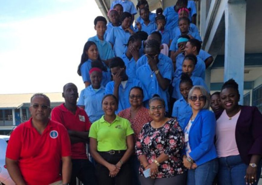 Leerlingen O.S. Hockey School krijgen voorlichting over kinderarbeid