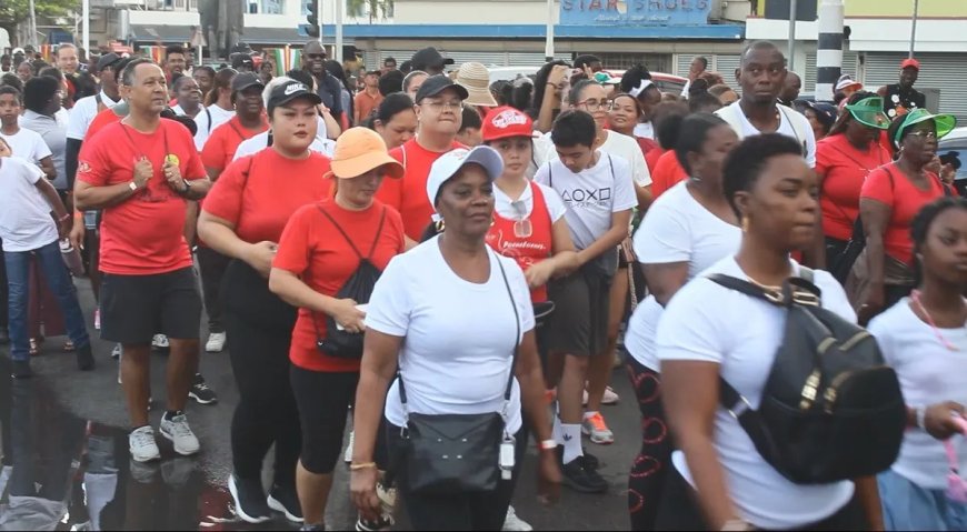 Wandelloop voor mens met sikkelcellen ondanks regen sfeervol