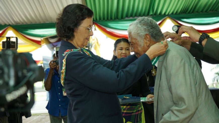 STVS-legende Frits Pengel geëerd met hoge onderscheiding met Srefidensi
