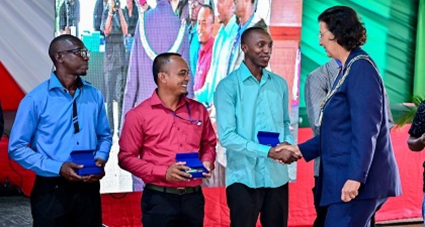 President decoreert 190 Surinamers