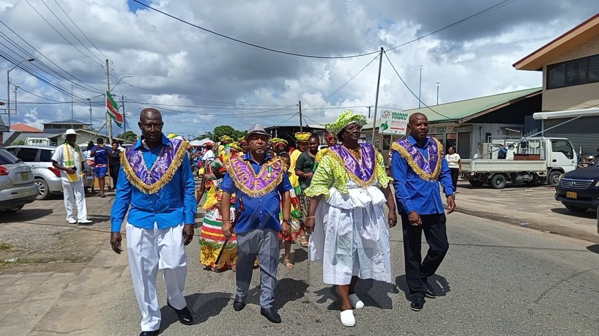 Dinari Dey in teken van “Mek wi brasa, yepi nanga warderi makandra”