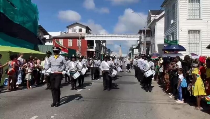 Defilés rond het Onafhankelijkheidsplein