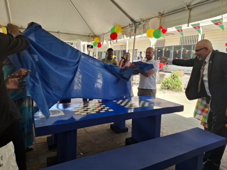 Rotary schenkt schaaktafel aan de AMS