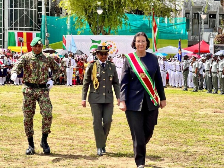 President Simons brengt vaandelgroet tijdens officiële Srefidensi-ceremonie