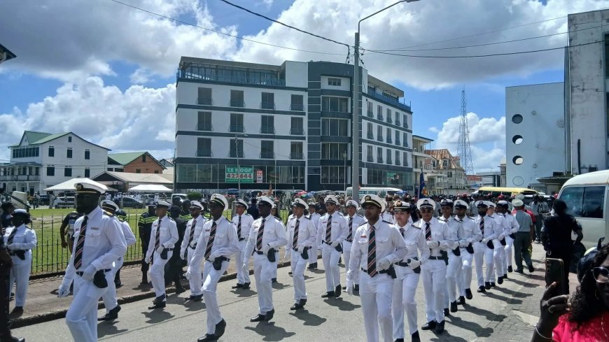 De mars door de stad