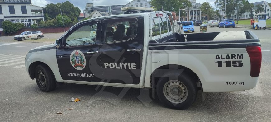 Vrouw rijdt weg na aanrijding en wordt klemgereden door politie