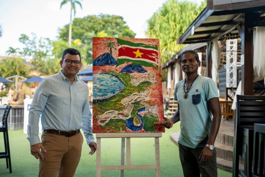 Kunstenaar Anand Dwarka beeld sfeer zwembad Torarica uit 