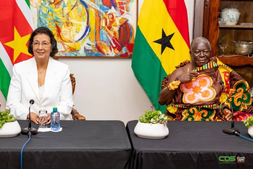 Ashanti-koning spreekt Surinaamse leiders tijdens historisch bezoek