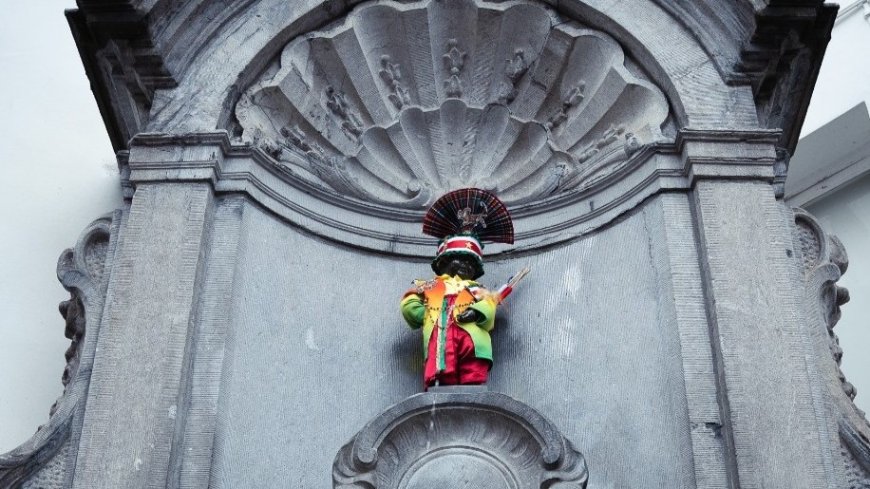 Manneken Pis draagt voor het eerst Surinaamse dracht tijdens Srefidensi-viering in Brussel