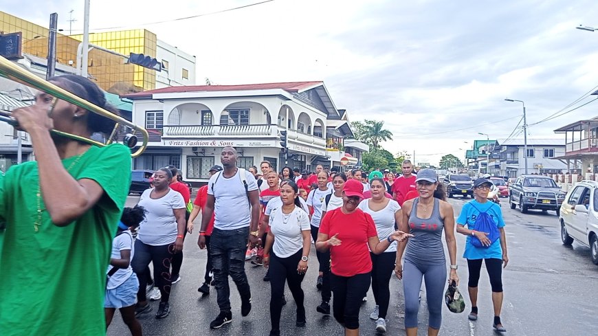 “Samen lopen voor anderen”, ondanks weersomstandigheden een succes