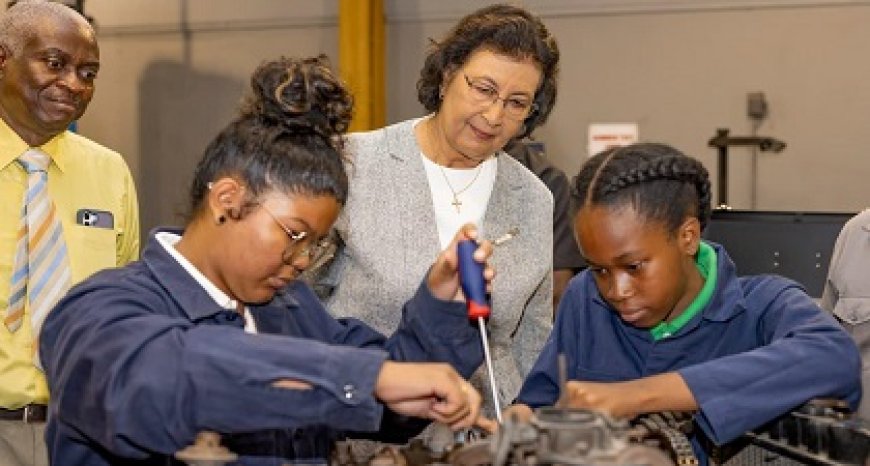 President bezoekt Natin: “Beroepsonderwijs motor voor diversificatie economie”