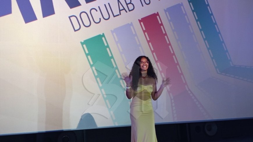 Jonge documentairemaker Chinasa Moeridjan belicht vrouwelijke erfenissen in Faya Lobi