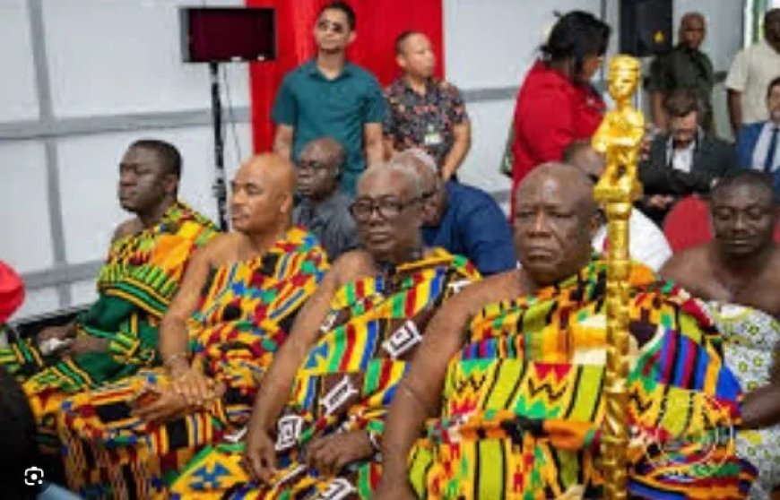 Asantehene: ceremoniële koning met grote morele invloed binnen het Ashanti-koninkrijk