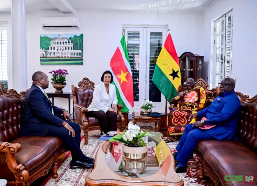Ashanti-koning Osei Tutu II bij president Simons voor versterking banden tussen Ghana en Suri