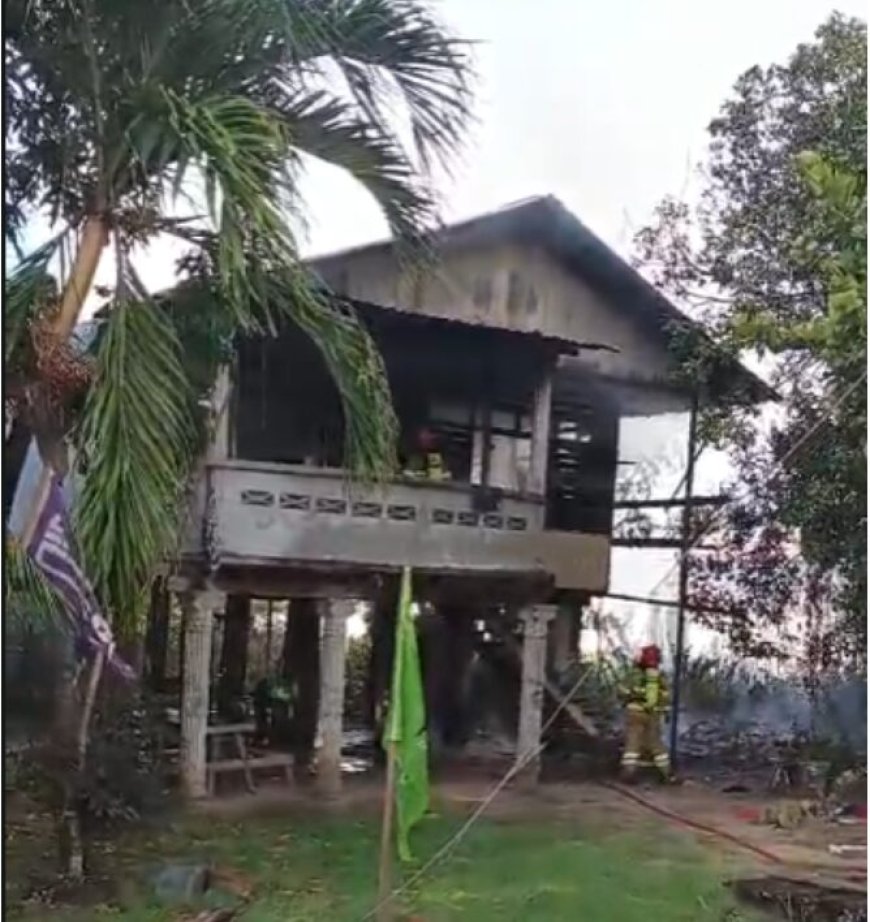 Hoogbouwwoning verwoest door brand in Nickerie