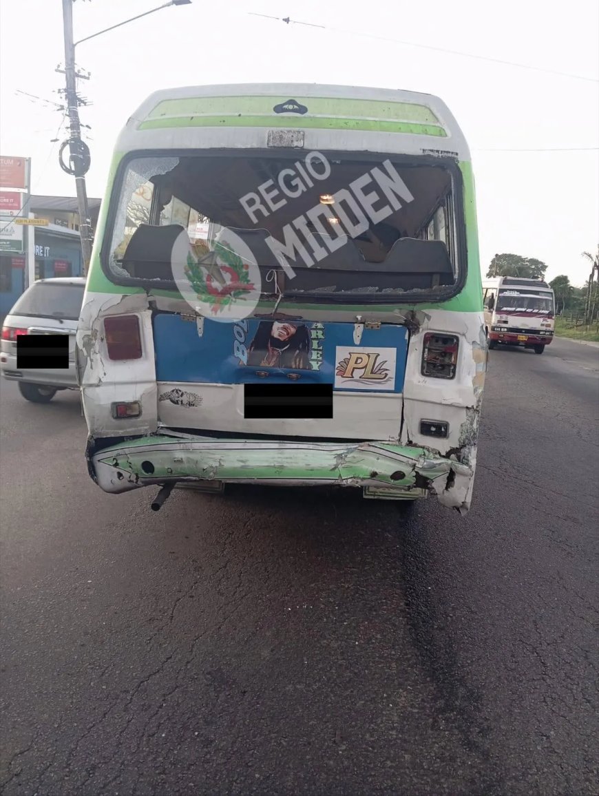 Vijf passagiers gewond na aanrijding tussen twee lijnbussen op Indira Gandhiweg