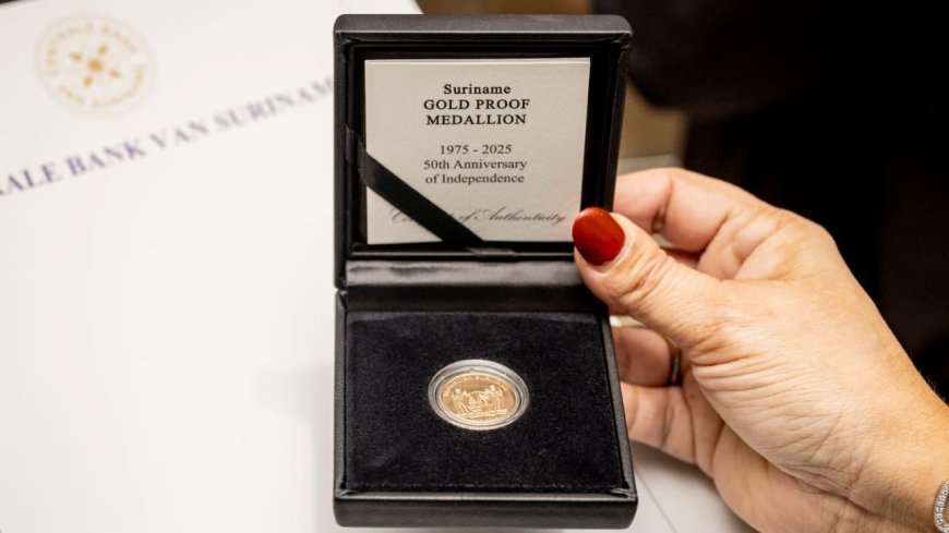 President Simons ontvangt 50 jaar Srefidensi gedenkpenning van CBvS