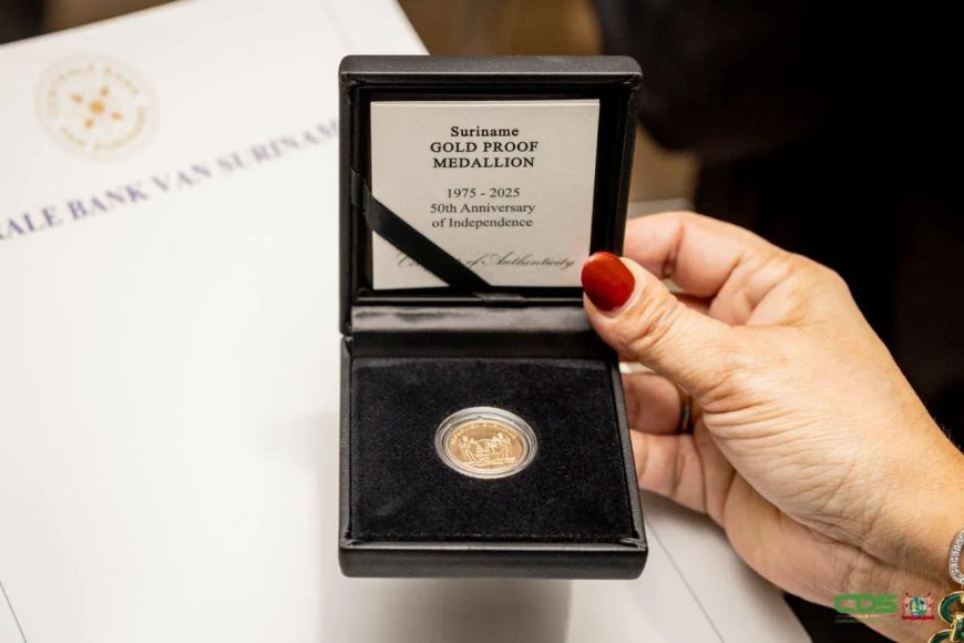 President Simons ontvangt speciale gedenkpenning 50 jaar Srefidensi