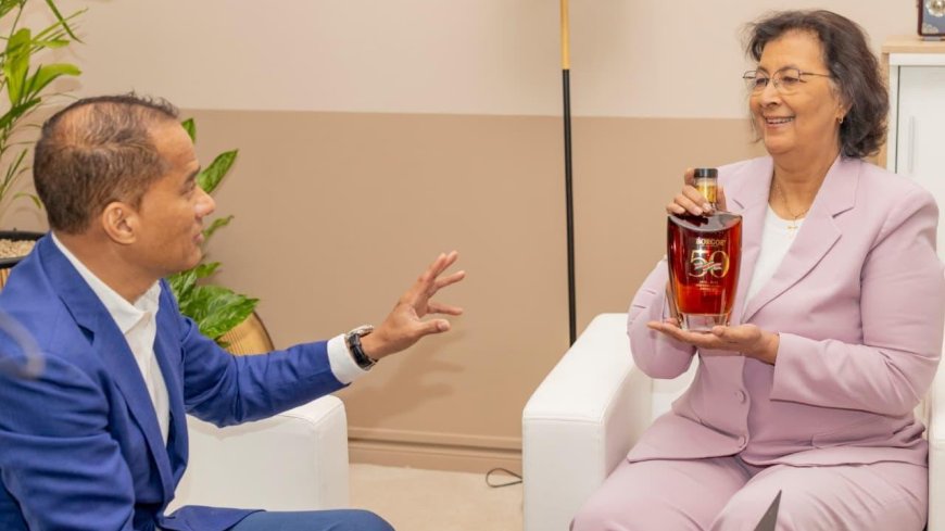 President Simons ontvangt eerste Borgoe 1975-2025 Srefidensi Edition van SAB