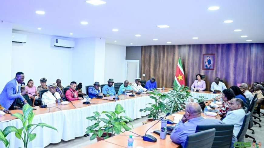 Inheemse en tribale leiders voeren overleg met president Simons over koninklijk bezoek