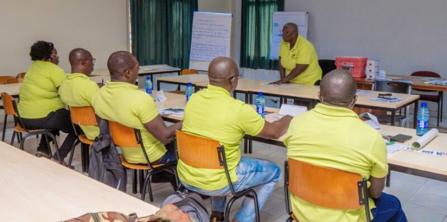 Gezondheidsassistenten krijgen training over kwikrisico’s en gezondheidsproblemen in goudmijn