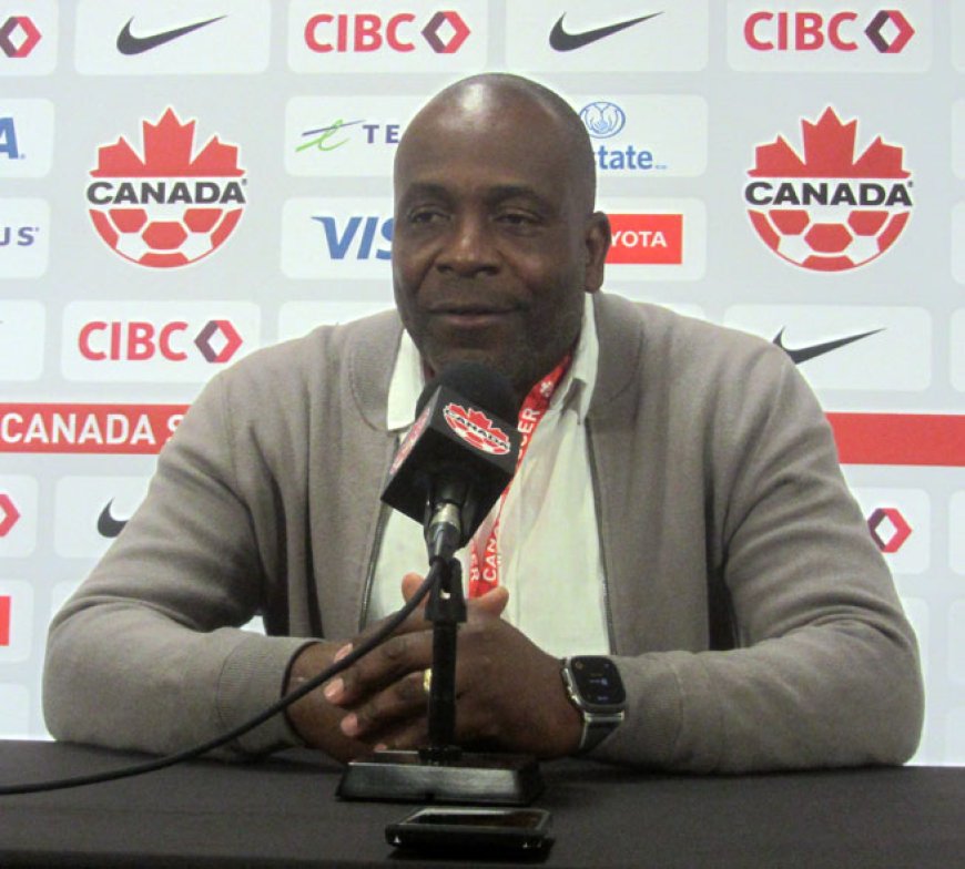 Stanley Menzo stapt op als bondscoach van Suriname