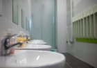 Britse school haalt spiegels in toiletten  weg omdat leerlingen te veel naar zichzelf kijken