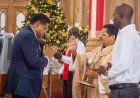 Oud-president Santokhi woont kerstdienst bij in Kathedrale Basiliek