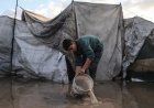 Hevige regen overstroomt tentenkampen van ontheemde Palestijnen in Khan Younis