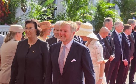 Koning Willem-Alexander aangekomen bij het presidentieel paleis